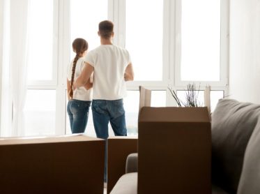 Matrimonio viendo una casa