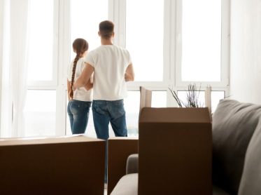 Matrimonio viendo una casa
