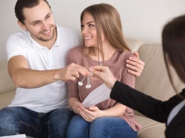 Matrimonio que recibe las llaves del piso